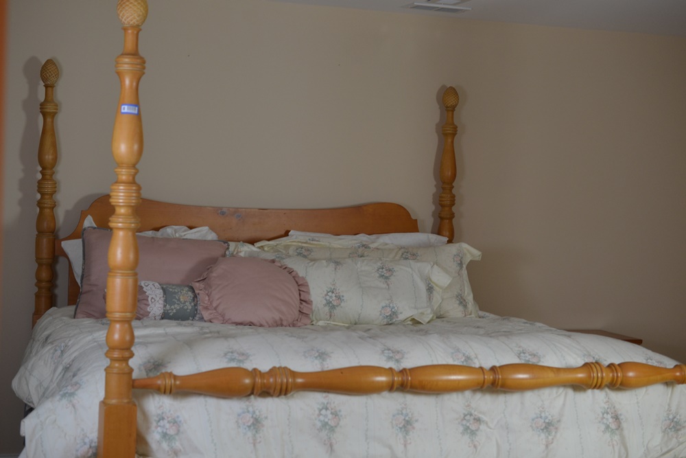 King Size Pine Four Poster Pineapple Finial Bed