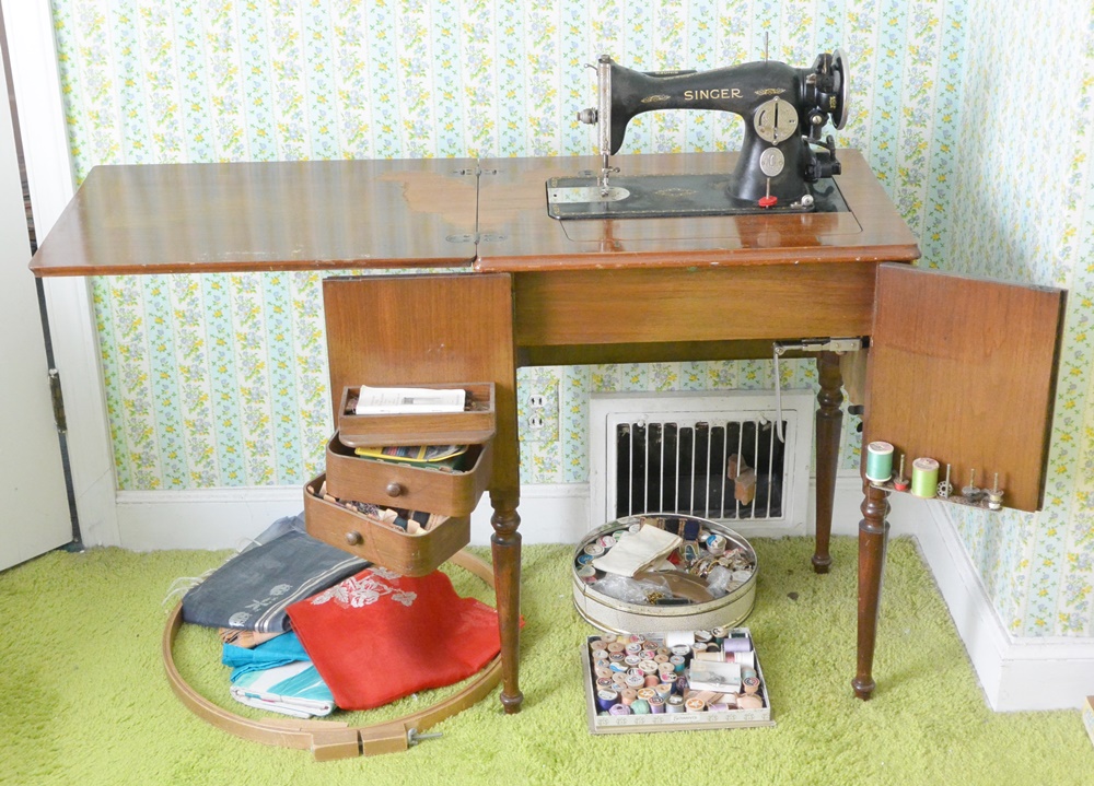 Vintage Singer Electric Sewing Machine Model 15-91