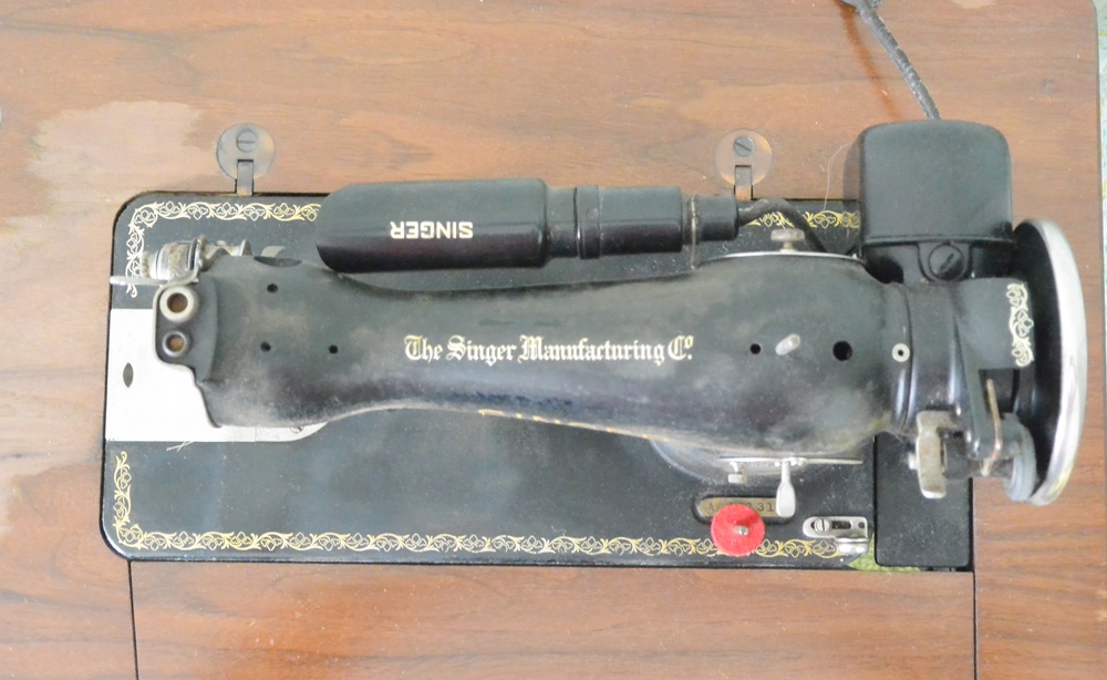 Vintage Singer Electric Sewing Machine Model 15-91