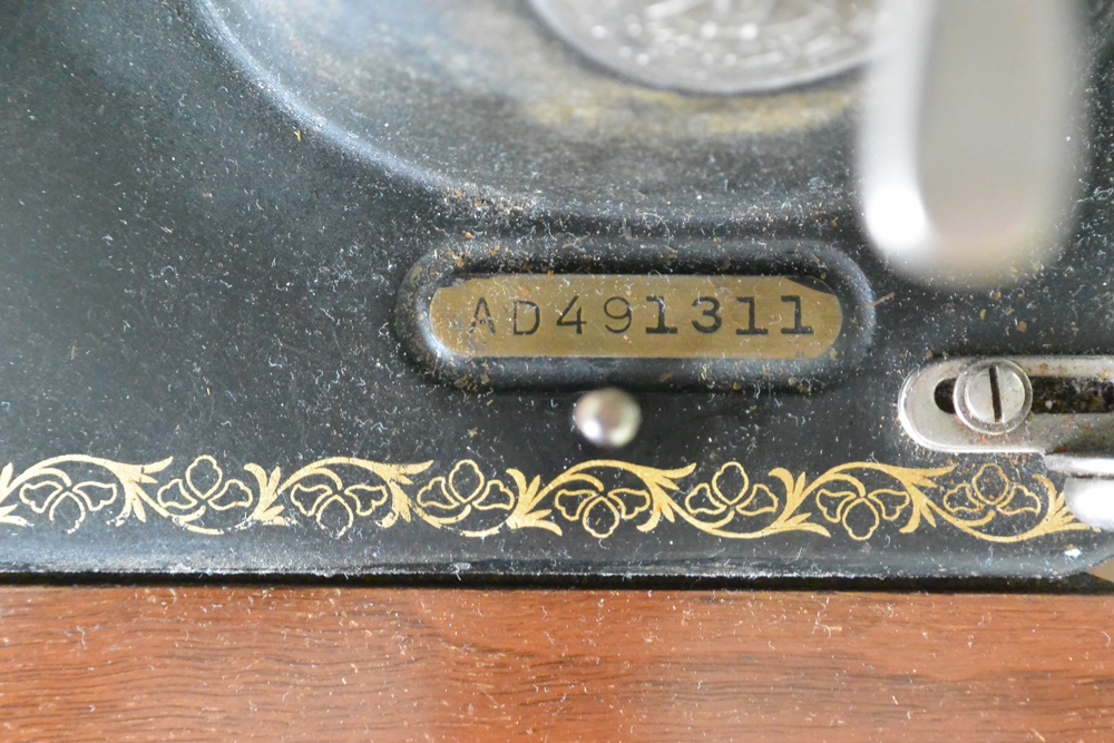 Vintage Singer Electric Sewing Machine Model 15-91