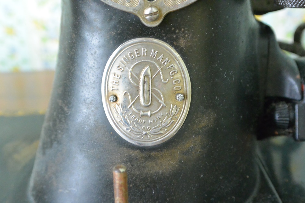 Vintage Singer Electric Sewing Machine Model 15-91