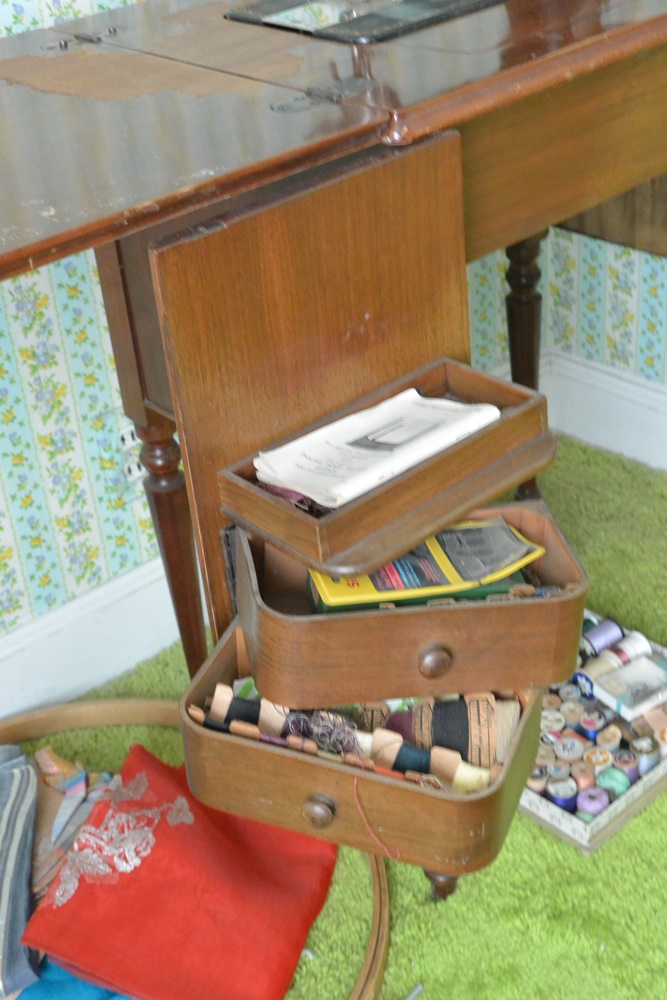 Vintage Singer Electric Sewing Machine Model 15-91