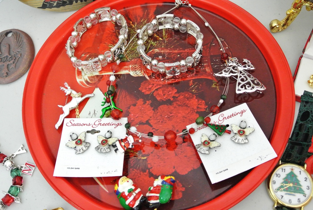 Attractive Holiday Jewelry For Gifts Or To Keep