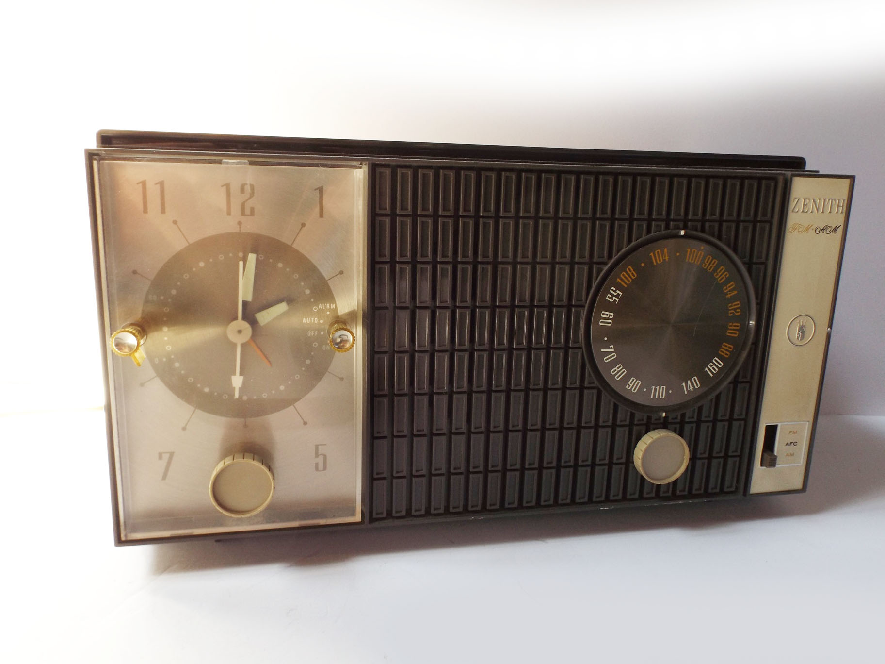Vintage Zenith AM/FM Radio