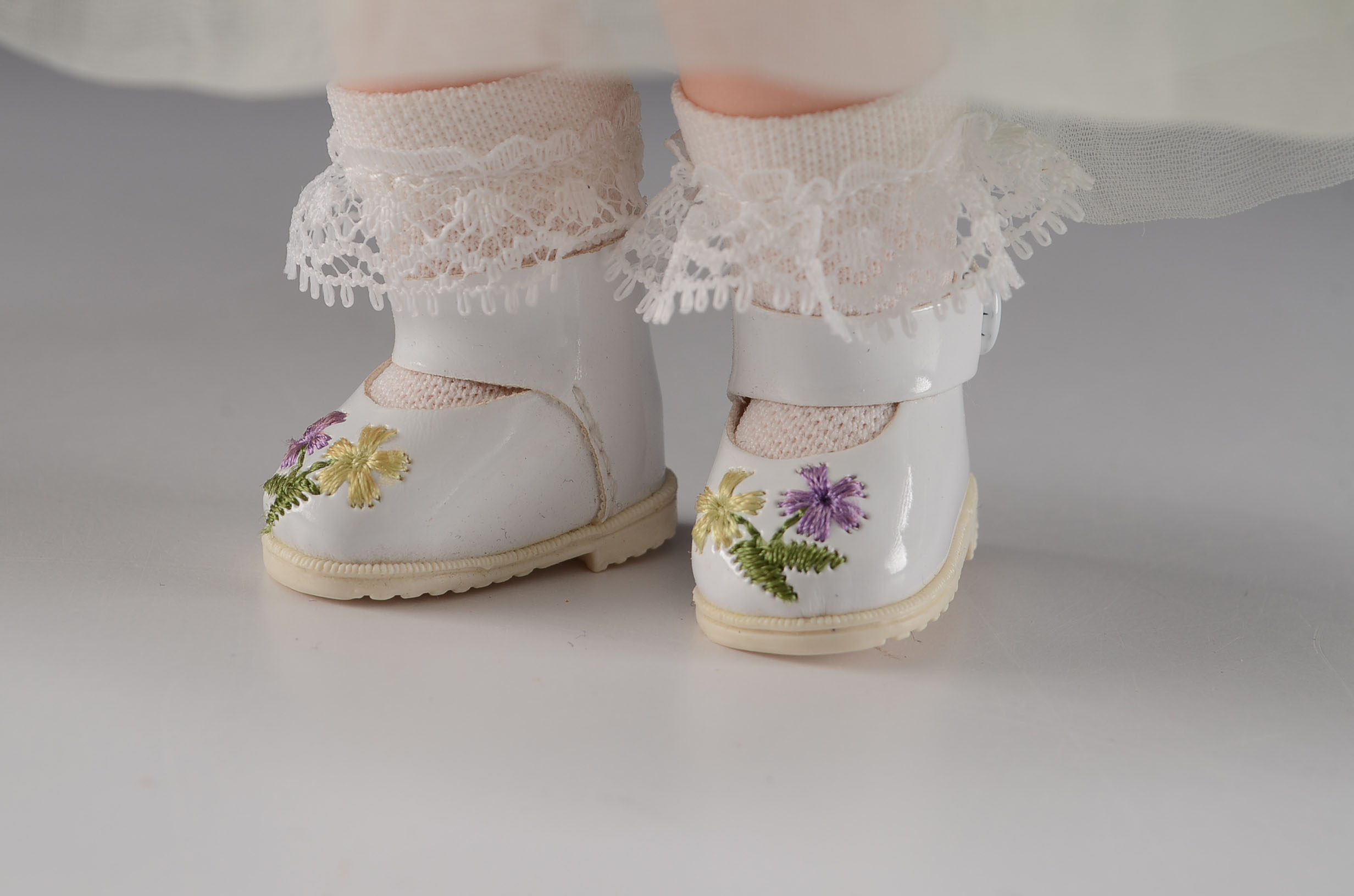 2000 Madame Alexander Doll