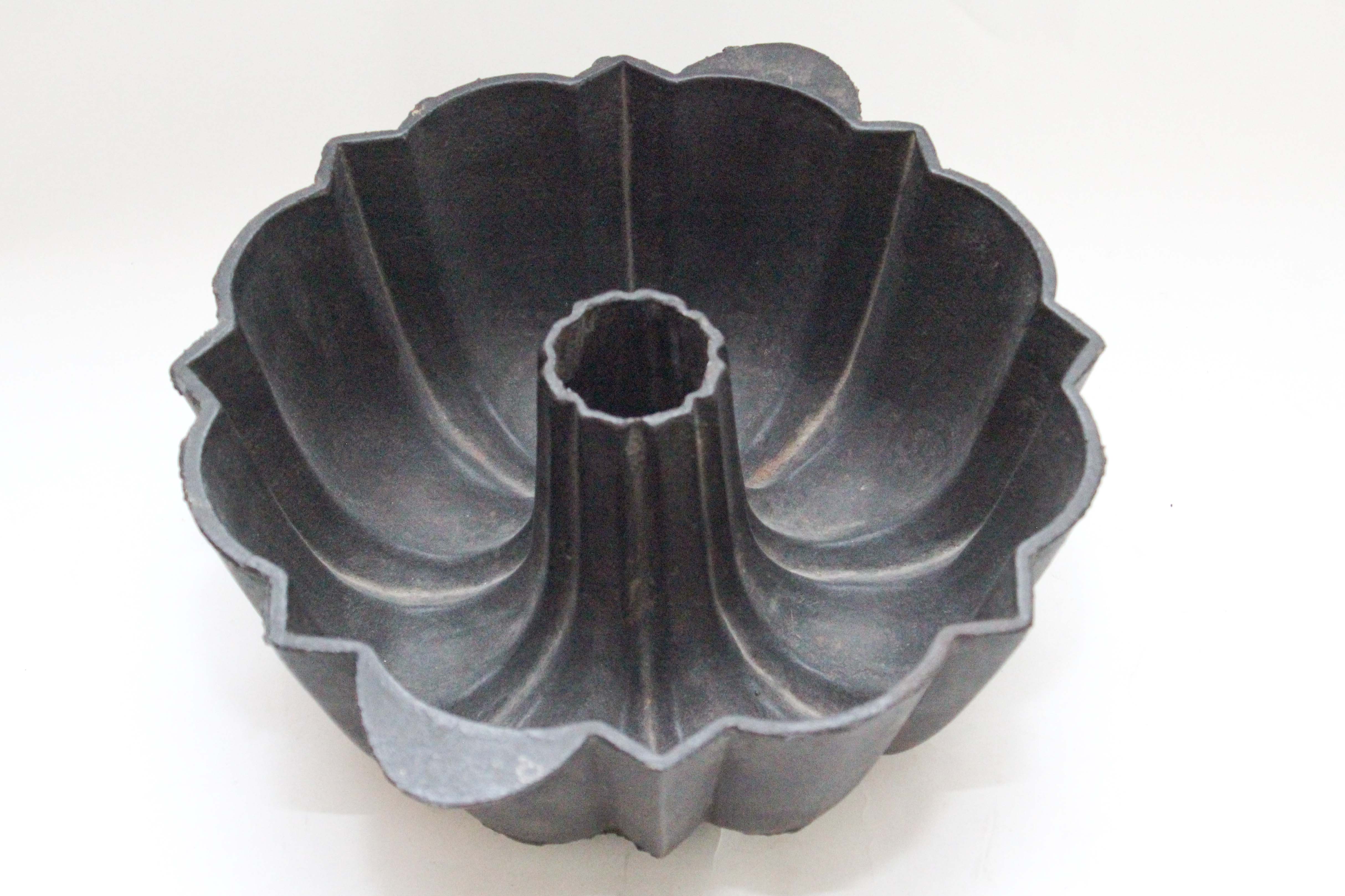 1800s Cast Iron Bundt Pan 