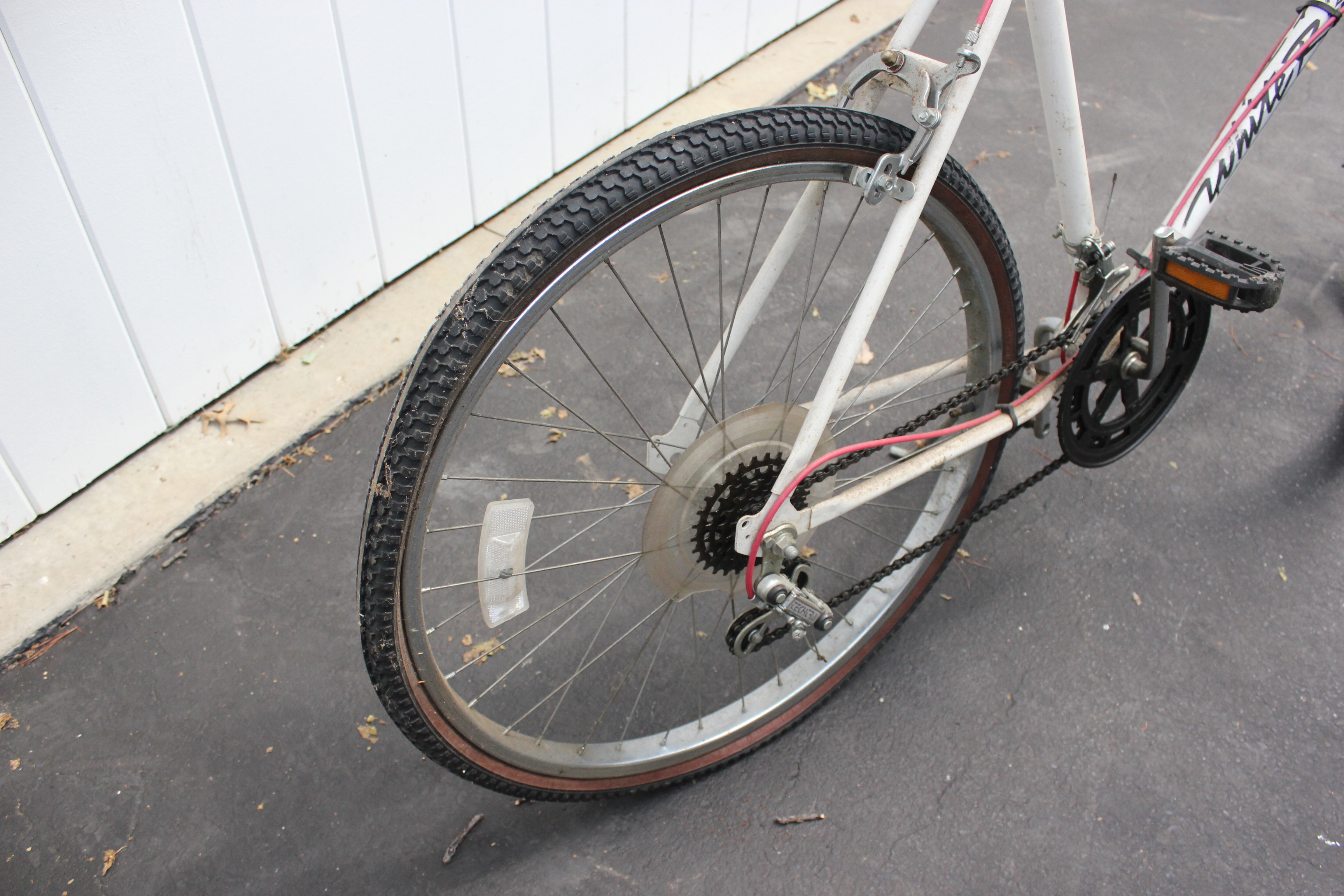 Men's Huffy 10 Speed White River Bike with Pump and Rack 