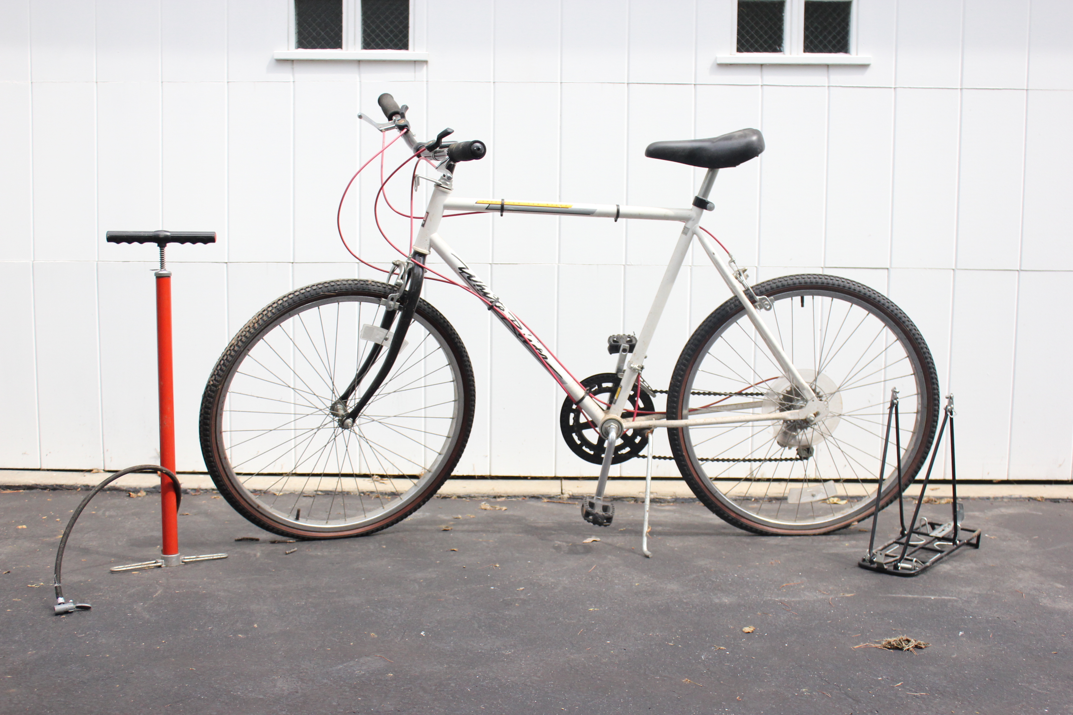 Men's Huffy 10 Speed White River Bike with Pump and Rack 