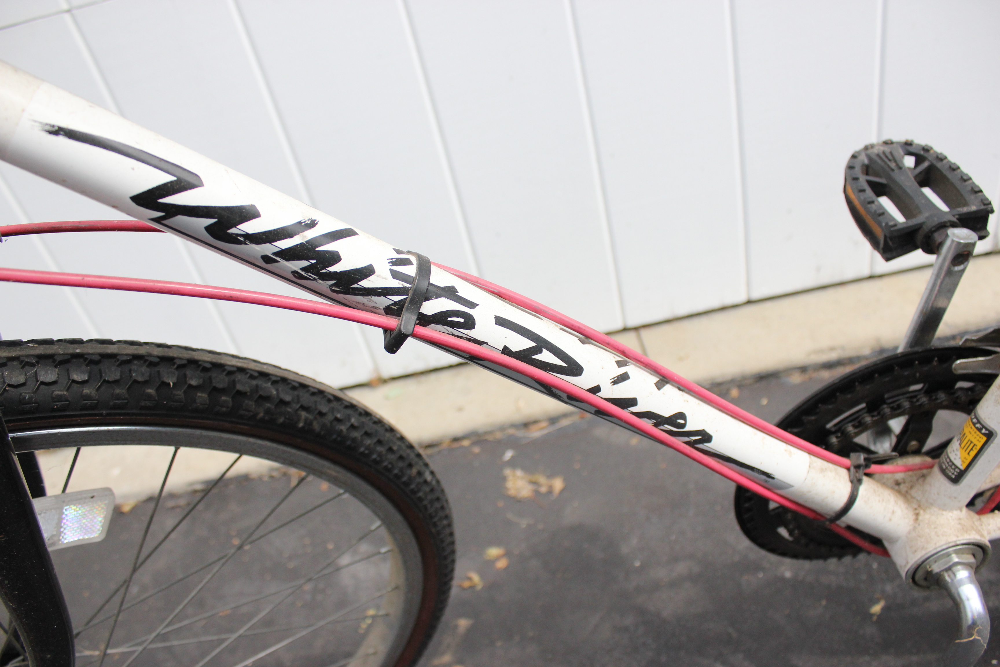 Men's Huffy 10 Speed White River Bike with Pump and Rack 