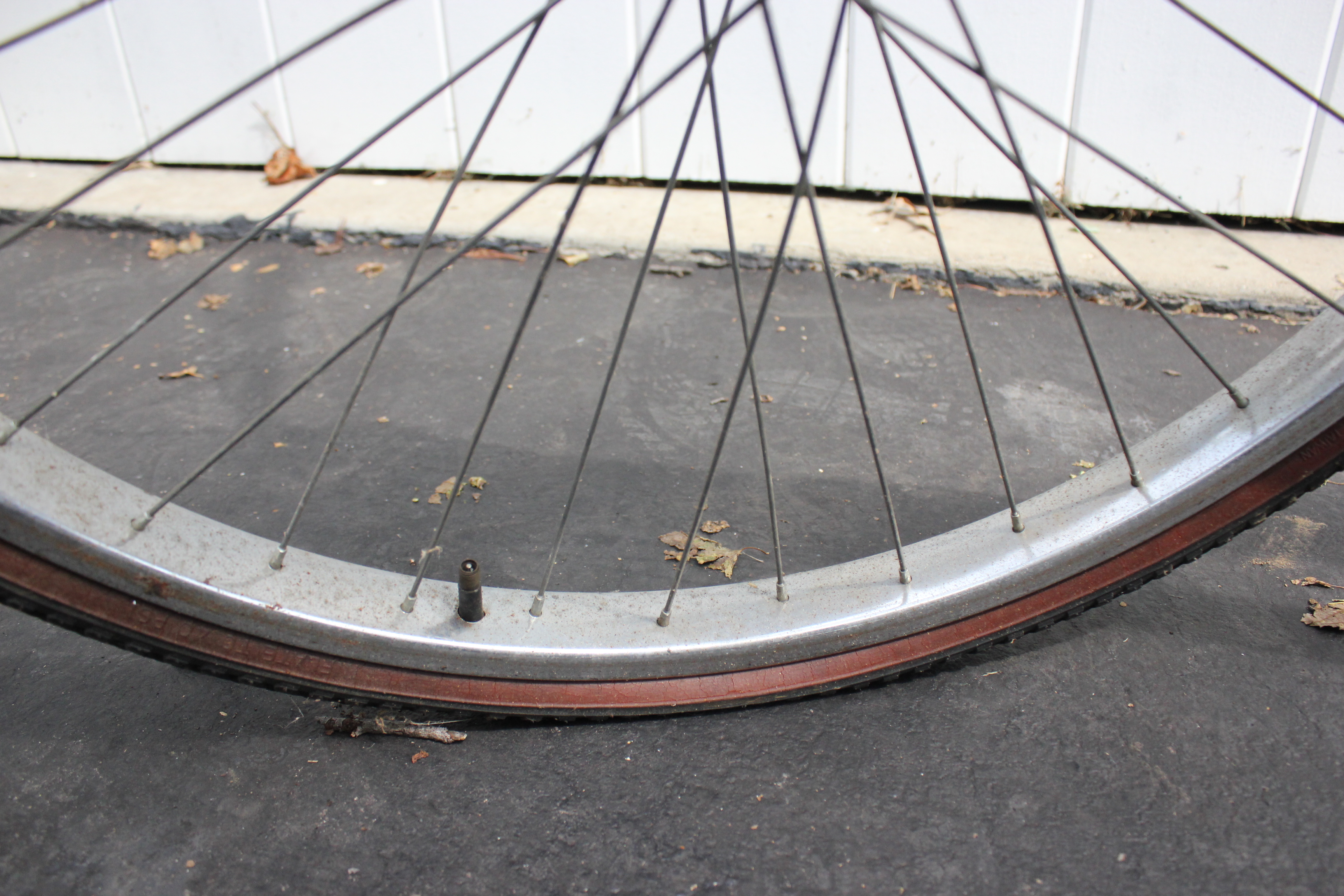 Men's Huffy 10 Speed White River Bike with Pump and Rack 