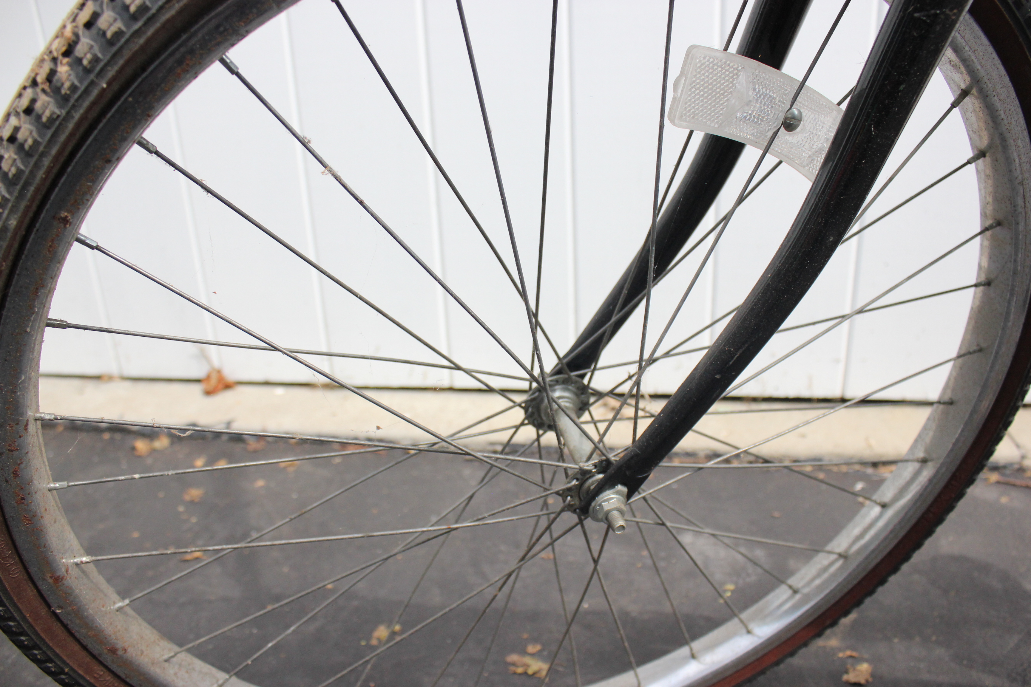 Men's Huffy 10 Speed White River Bike with Pump and Rack 