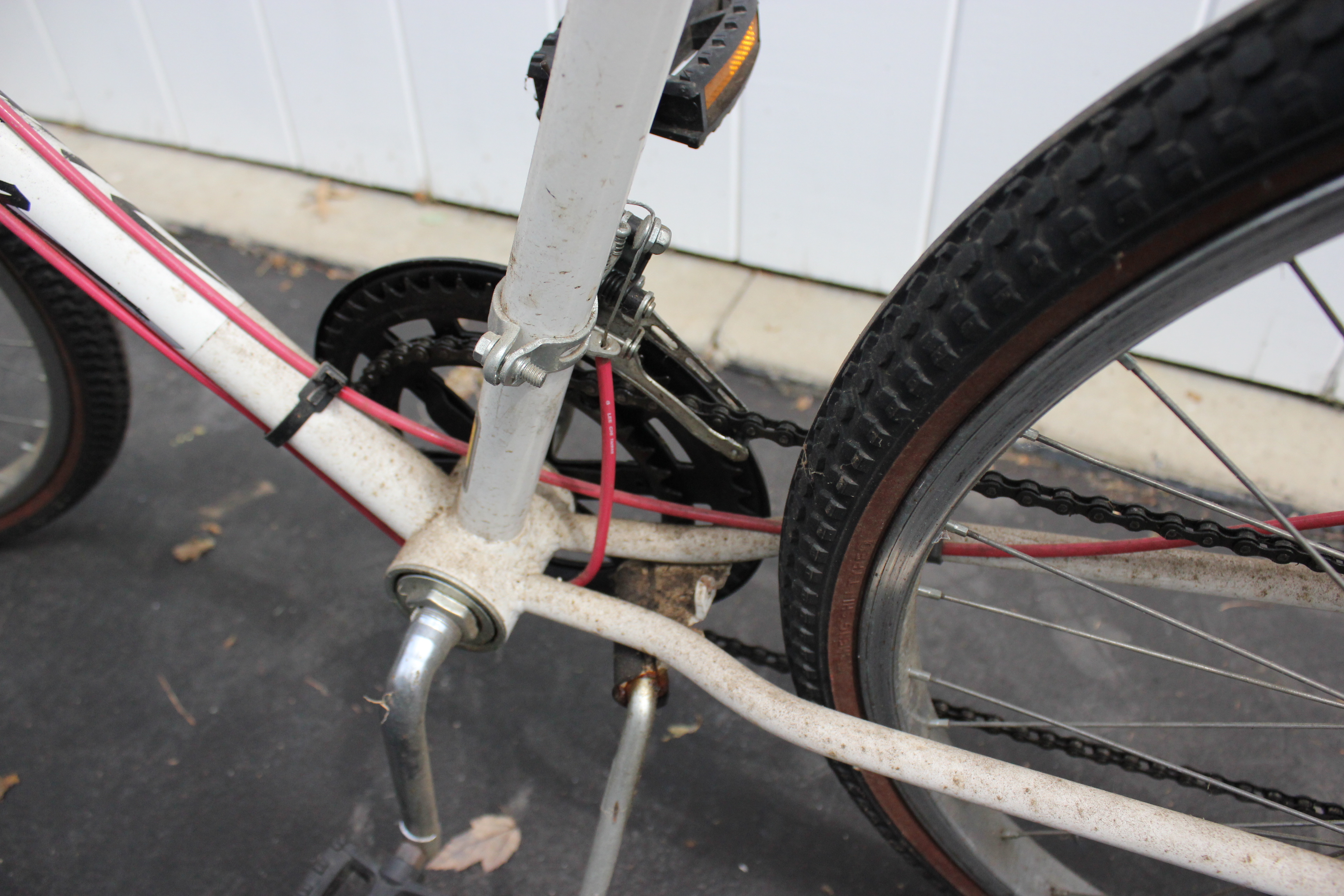 Men's Huffy 10 Speed White River Bike with Pump and Rack 