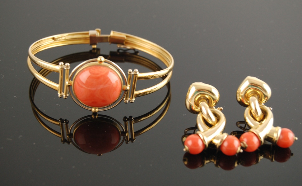 18K Yellow Gold Bracelet and Earrings With Red Coral