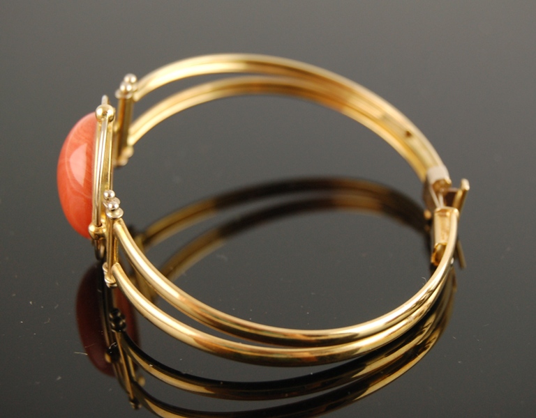 18K Yellow Gold Bracelet and Earrings With Red Coral