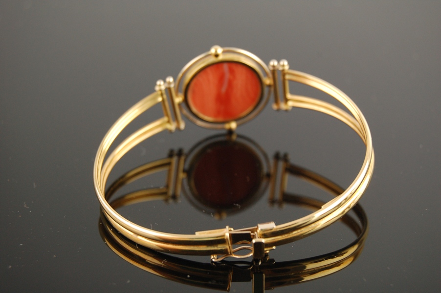 18K Yellow Gold Bracelet and Earrings With Red Coral