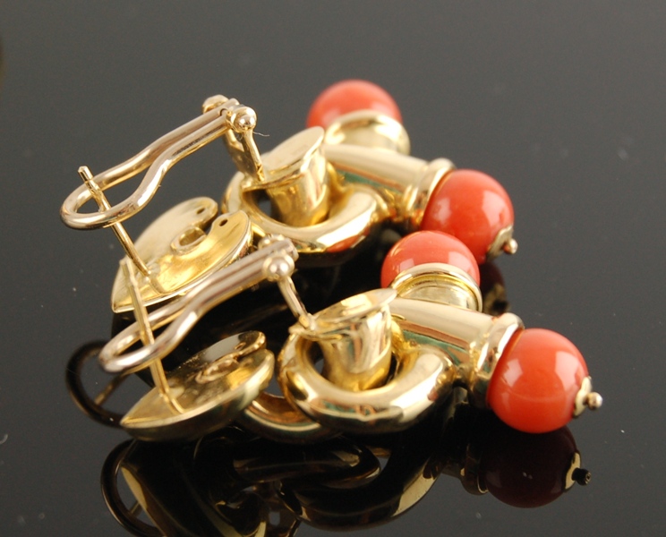 18K Yellow Gold Bracelet and Earrings With Red Coral