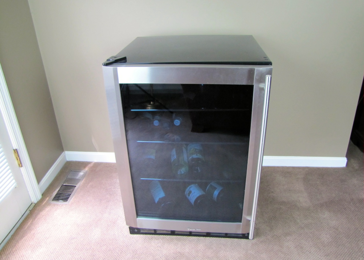 Magic-Chef Vissani 5.8 cu. ft. Beverage Cooler.