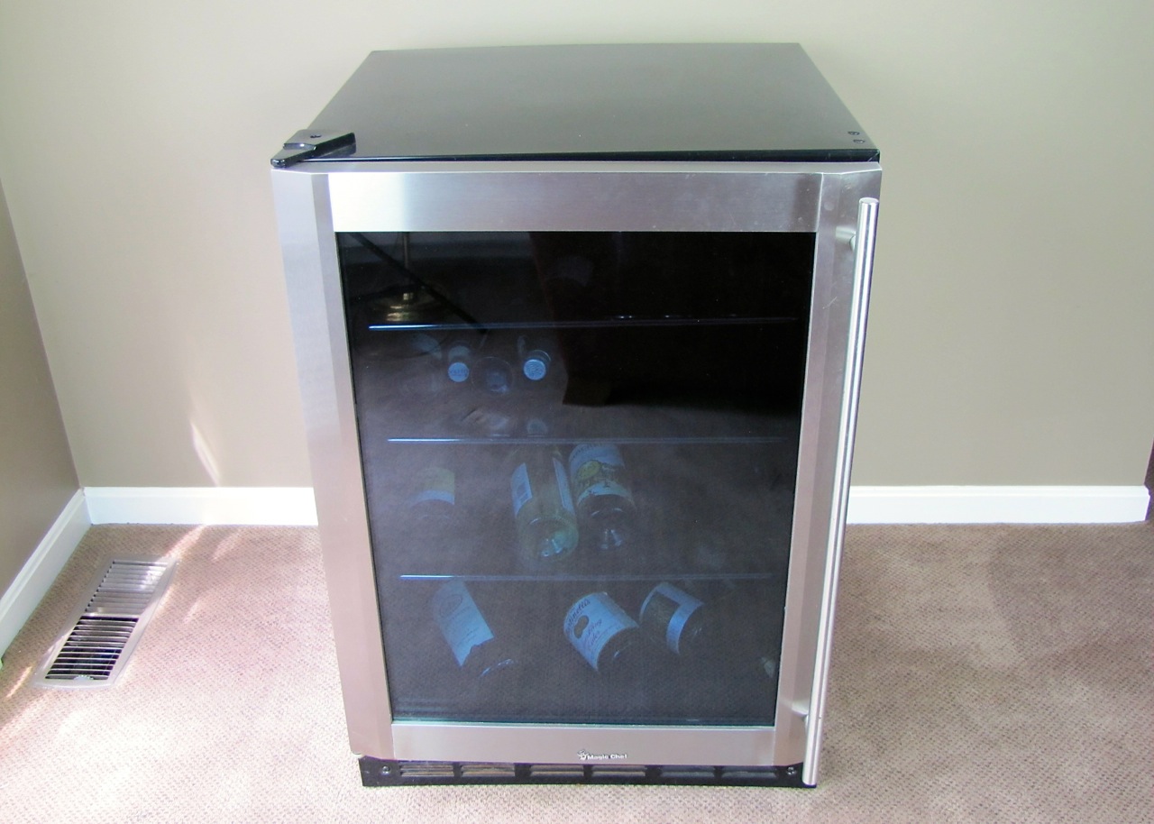 Magic-Chef Vissani 5.8 cu. ft. Beverage Cooler.