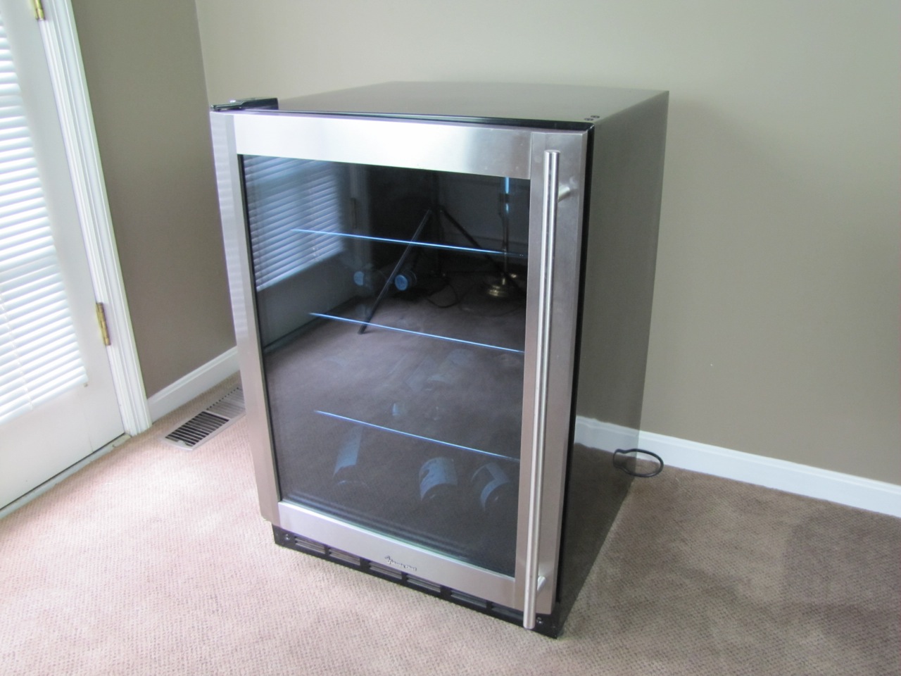 Magic-Chef Vissani 5.8 cu. ft. Beverage Cooler.