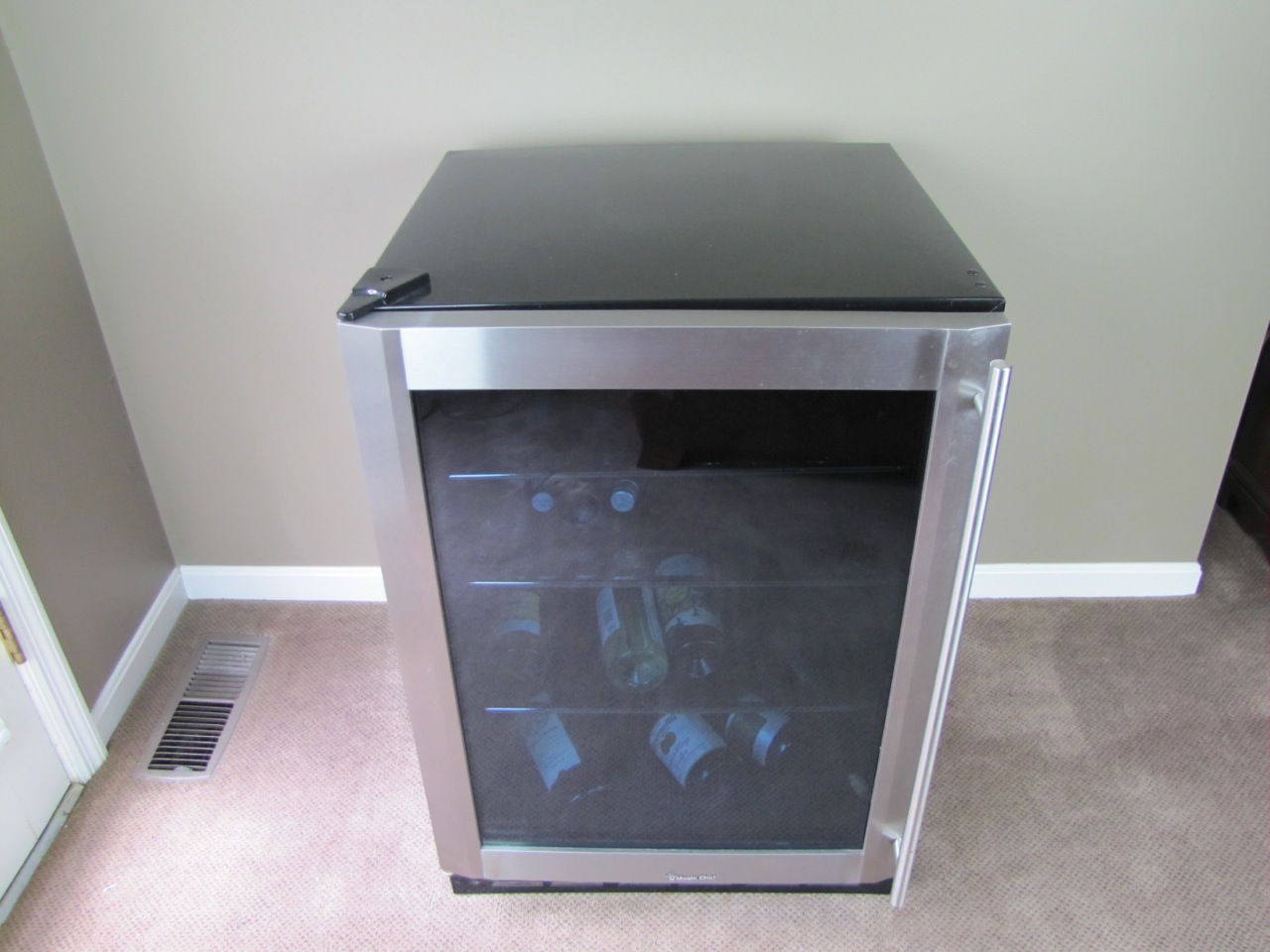 Magic-Chef Vissani 5.8 cu. ft. Beverage Cooler.