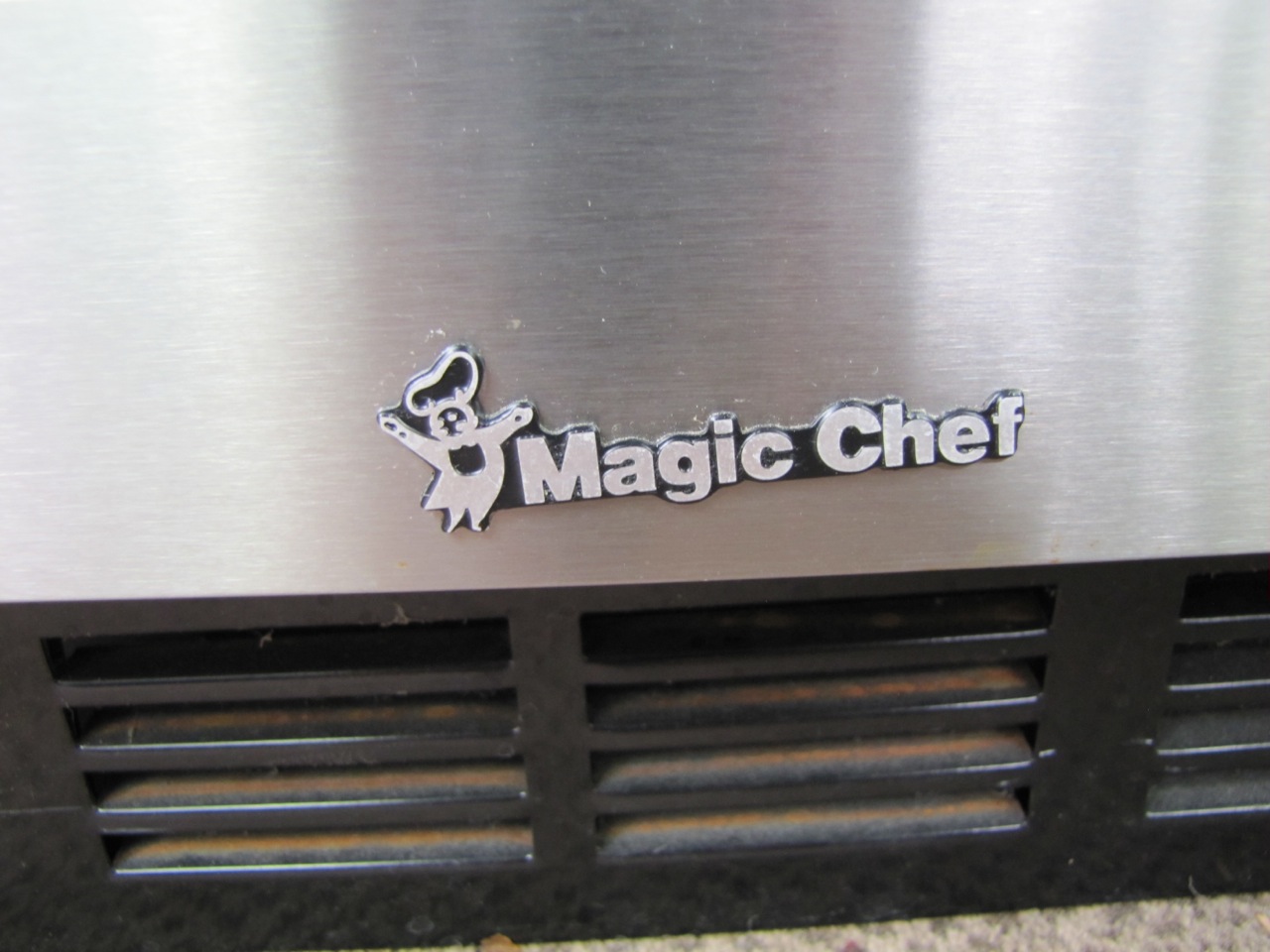 Magic-Chef Vissani 5.8 cu. ft. Beverage Cooler.