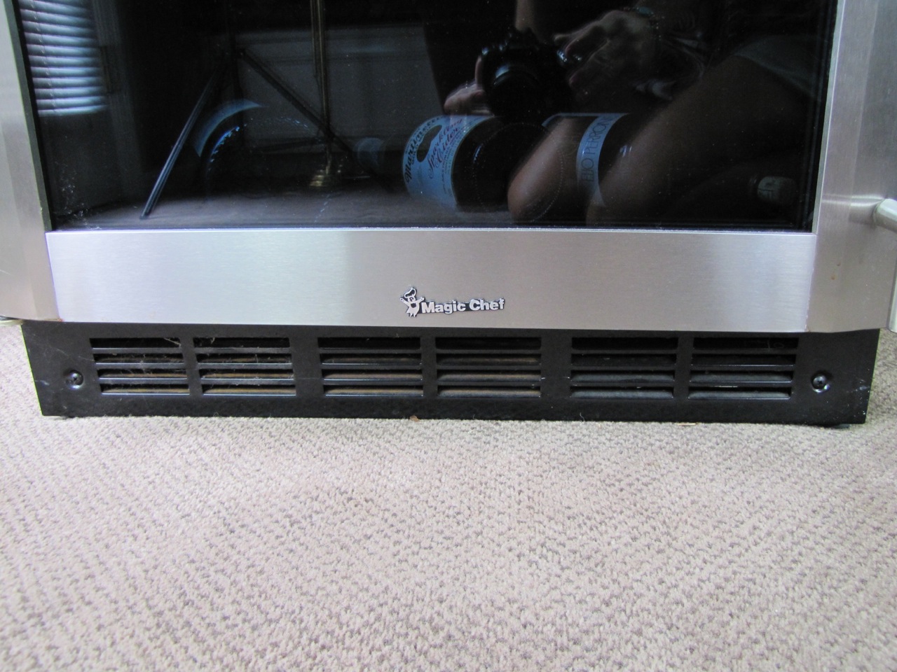 Magic-Chef Vissani 5.8 cu. ft. Beverage Cooler.