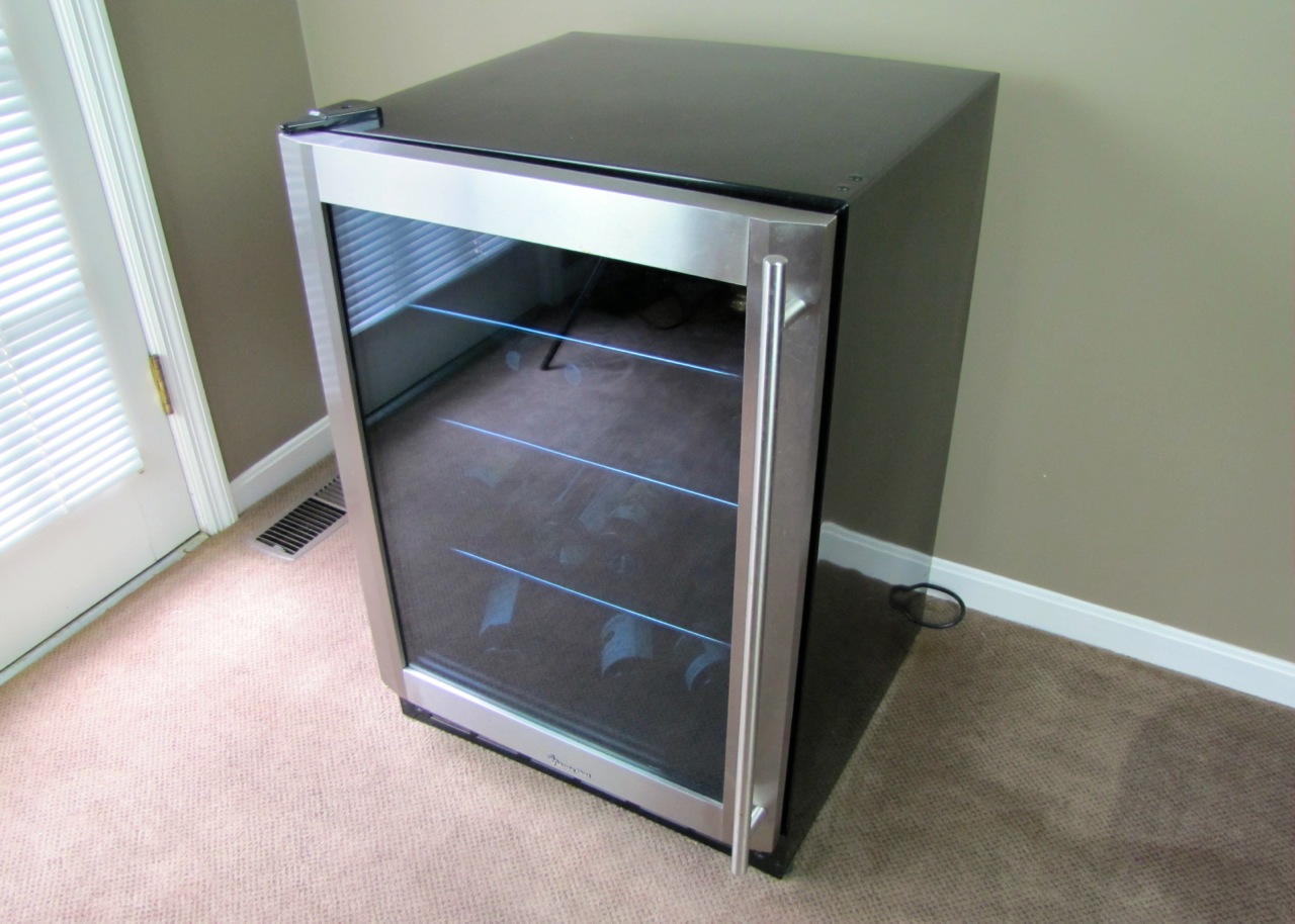 Magic-Chef Vissani 5.8 cu. ft. Beverage Cooler.