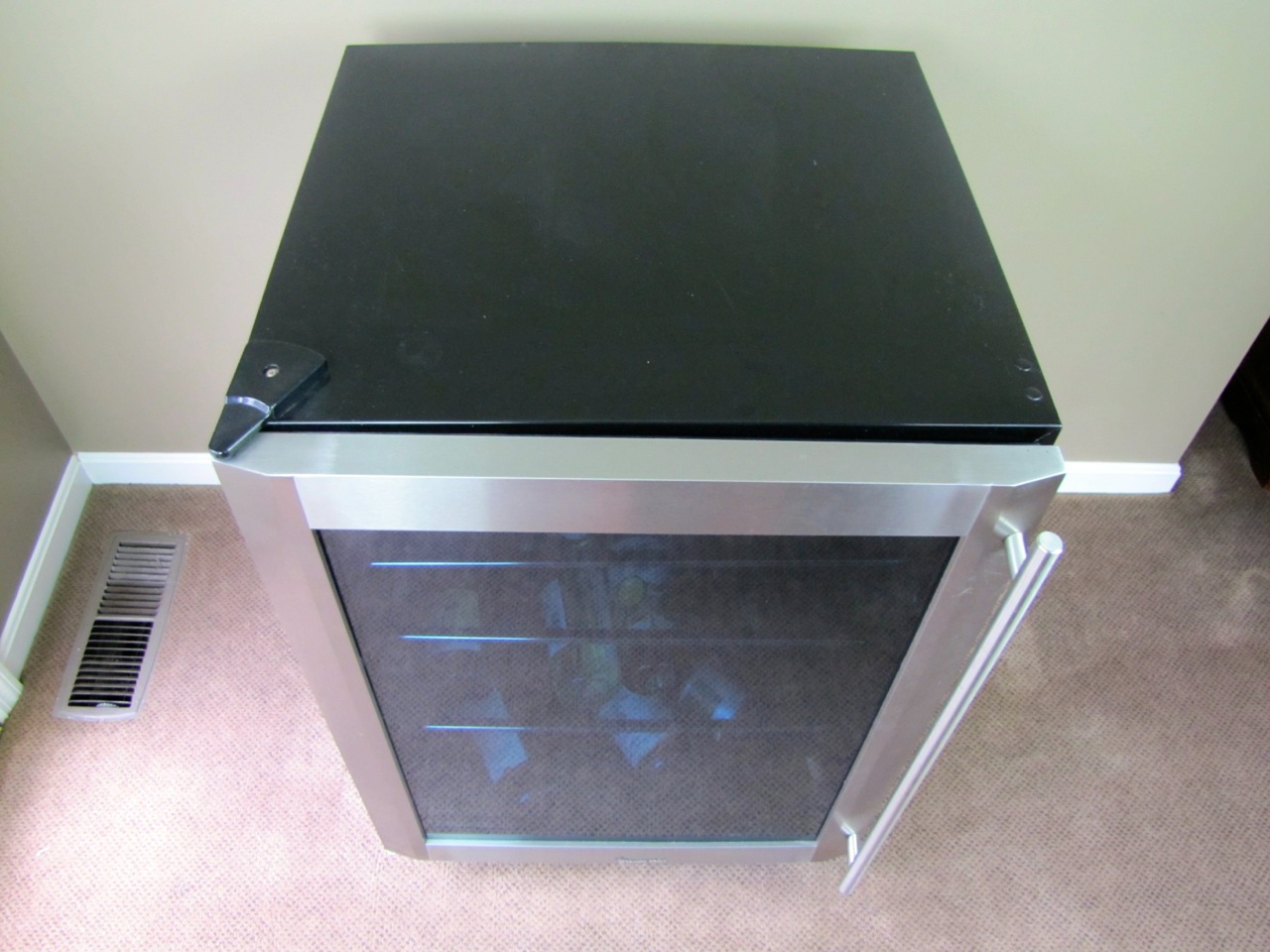 Magic-Chef Vissani 5.8 cu. ft. Beverage Cooler.