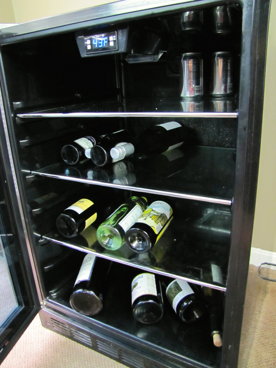 Magic-Chef Vissani 5.8 cu. ft. Beverage Cooler.