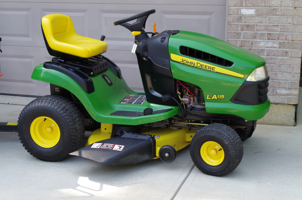 John Deere LA 115 Riding Mower/Tractor 