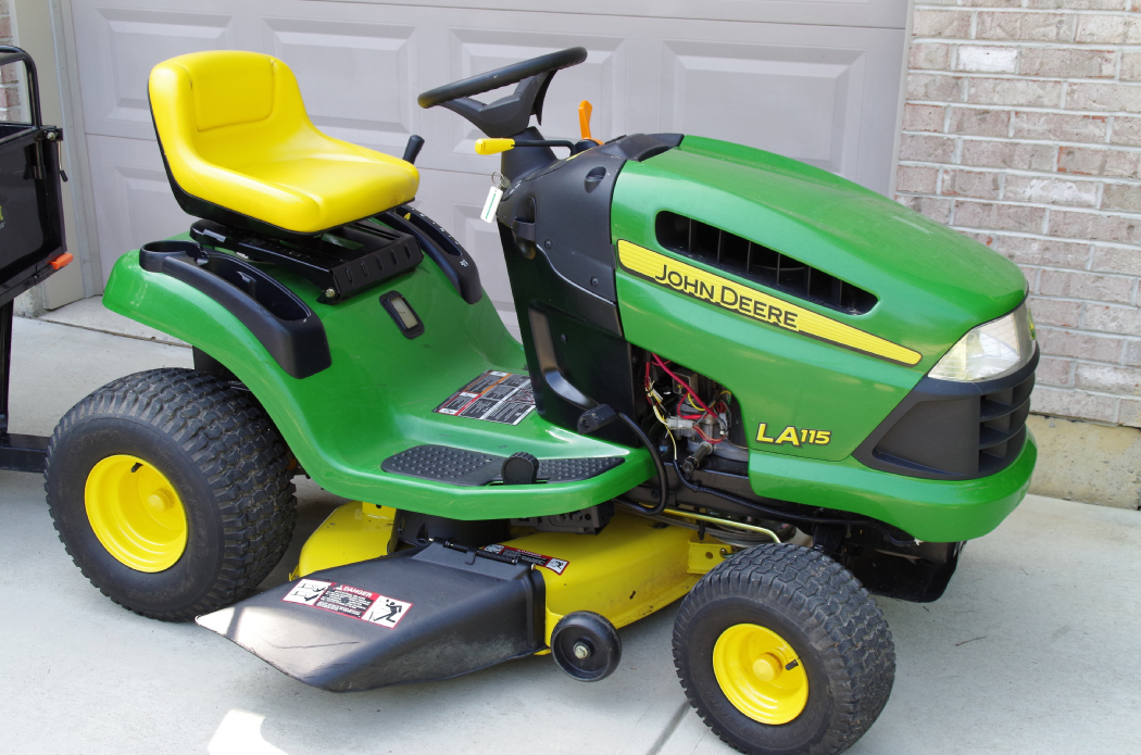 John Deere LA 115 Riding Mower/Tractor 