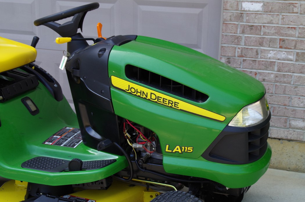 John Deere LA 115 Riding Mower/Tractor 