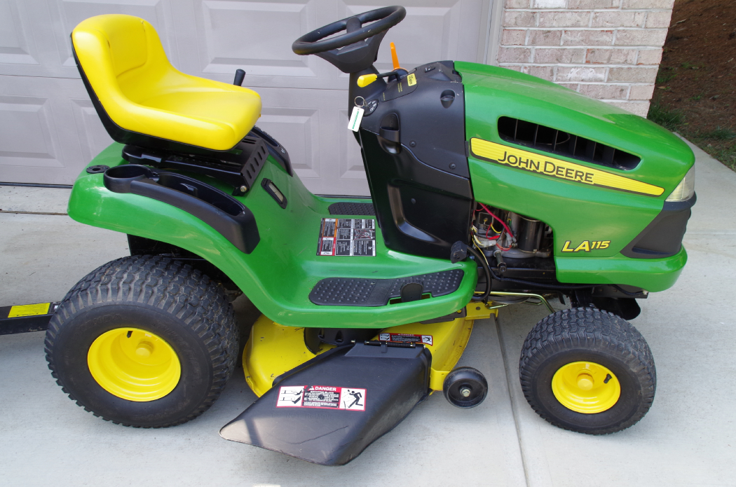 John Deere LA 115 Riding Mower/Tractor 