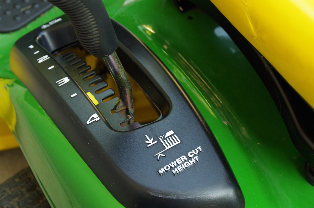 John Deere LA 115 Riding Mower/Tractor 