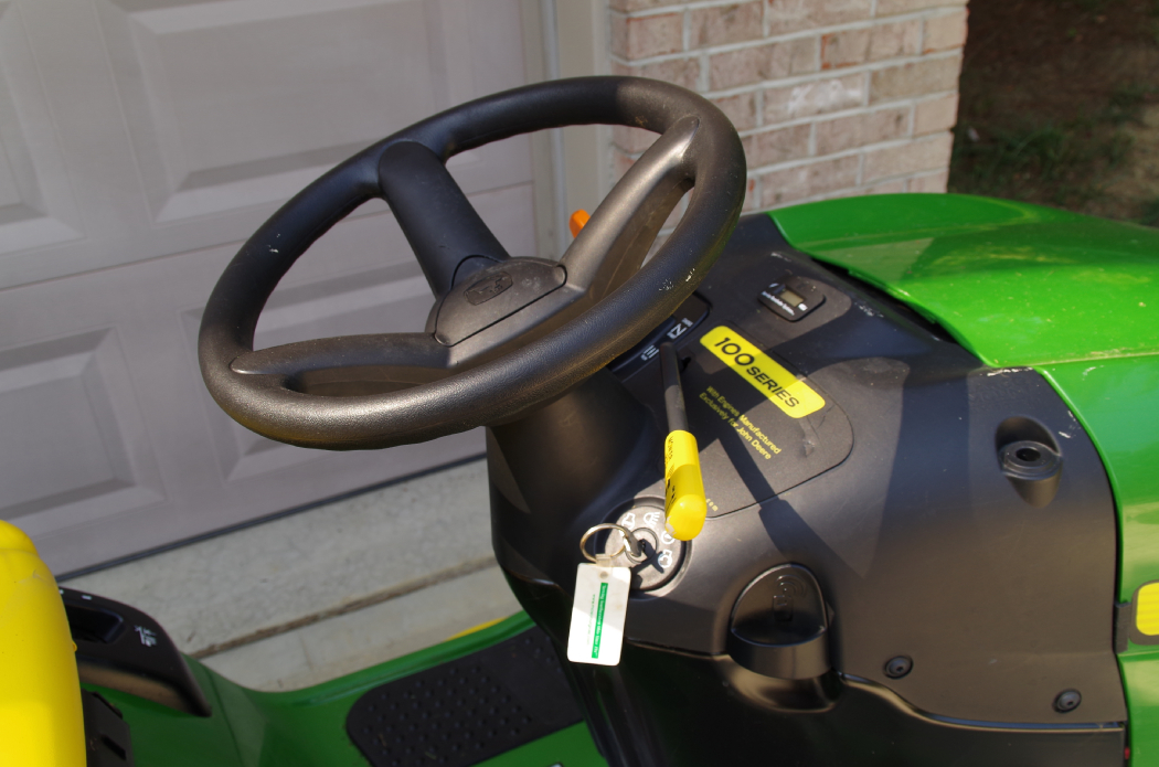 John Deere LA 115 Riding Mower/Tractor 