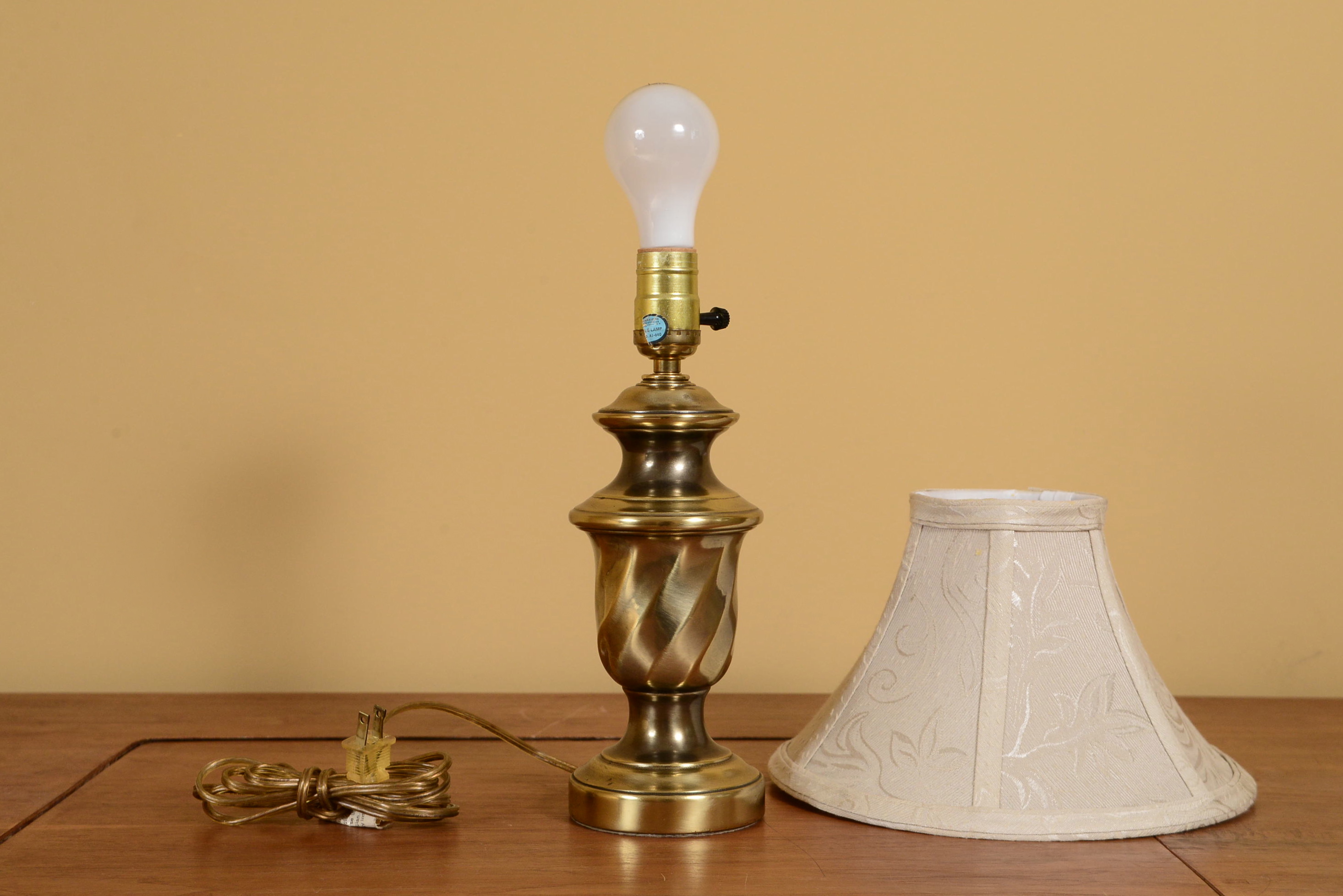 Thick Brass Vessel Lamp