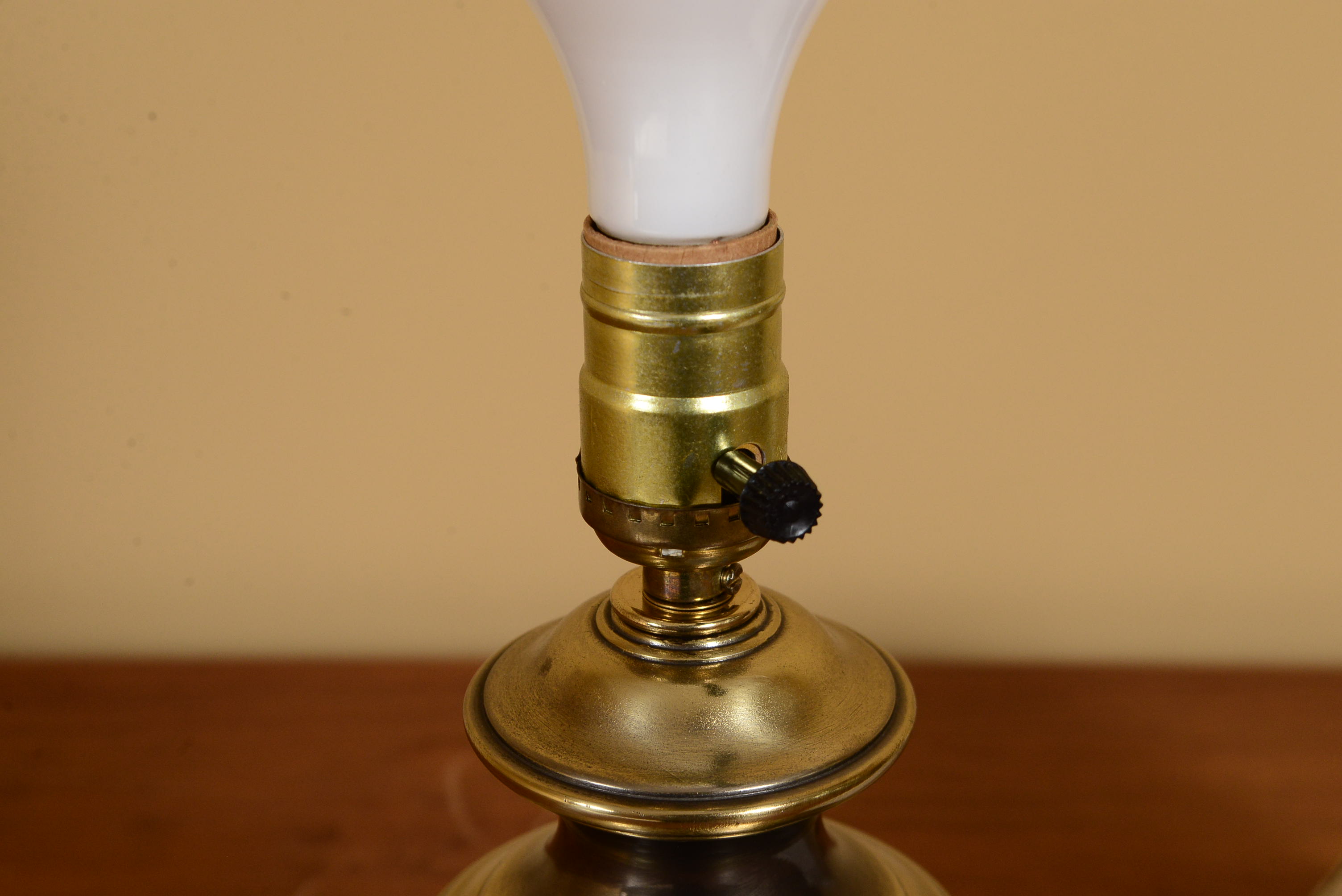 Thick Brass Vessel Lamp