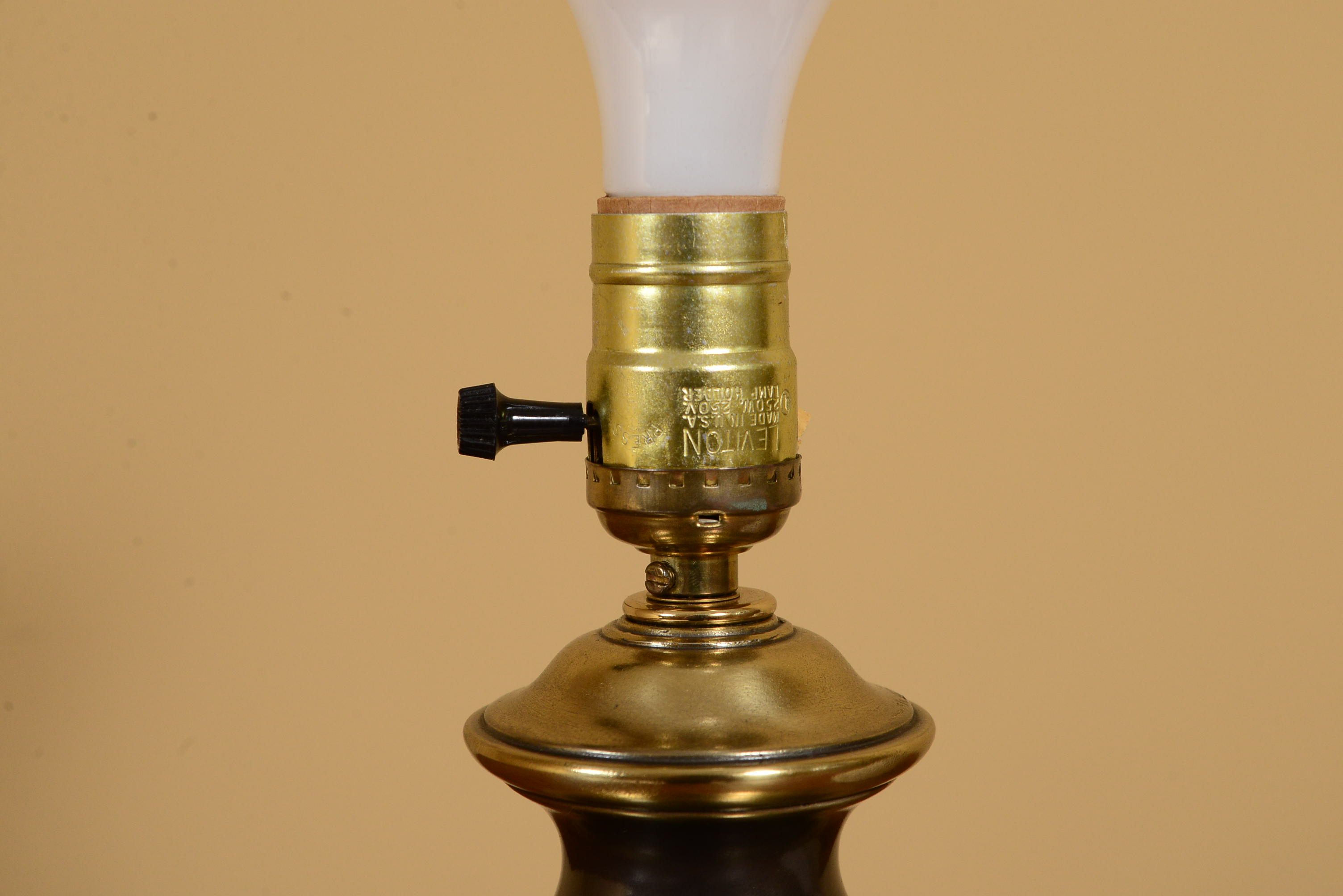 Thick Brass Vessel Lamp