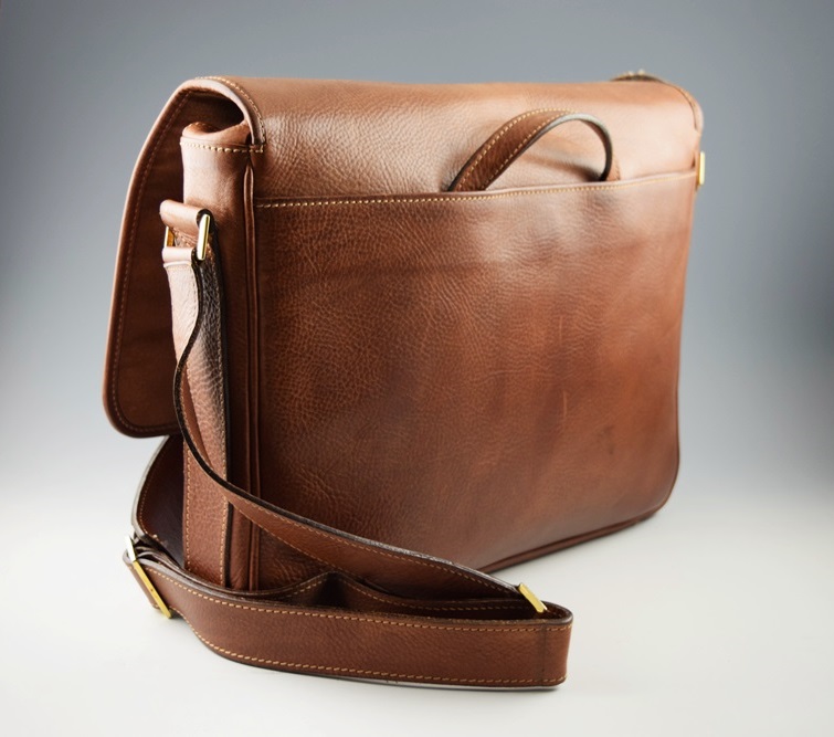 A Handsome Mens Cole Haan Leather Messenger Bag In Cognac 