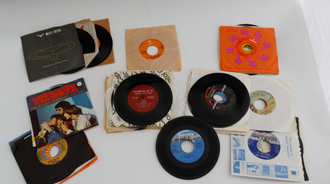 Selection of 45 rpm Records Including Fraternity Local Label