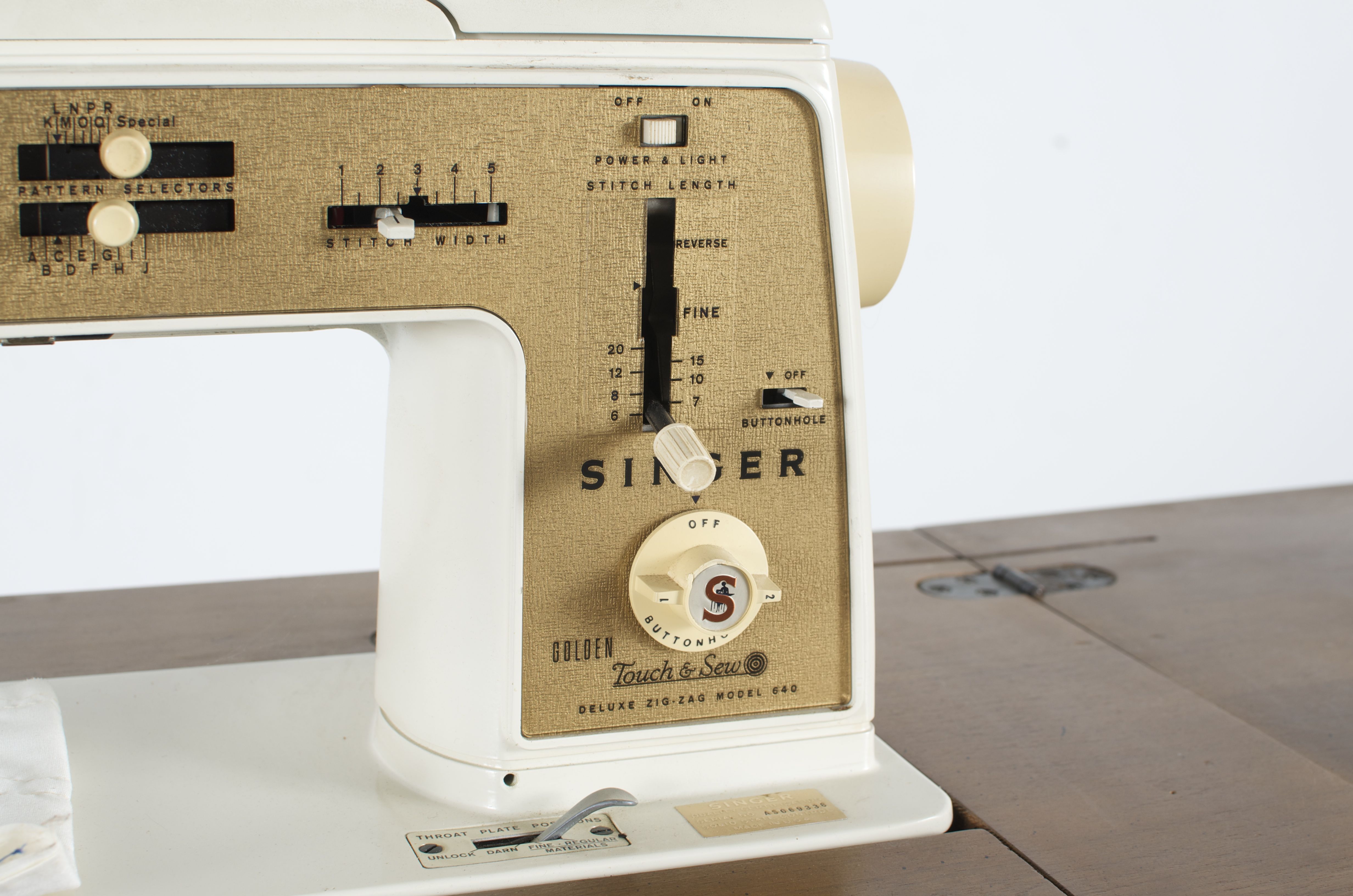 Singer Golden Touch Sewing Machine with Sewing Table1