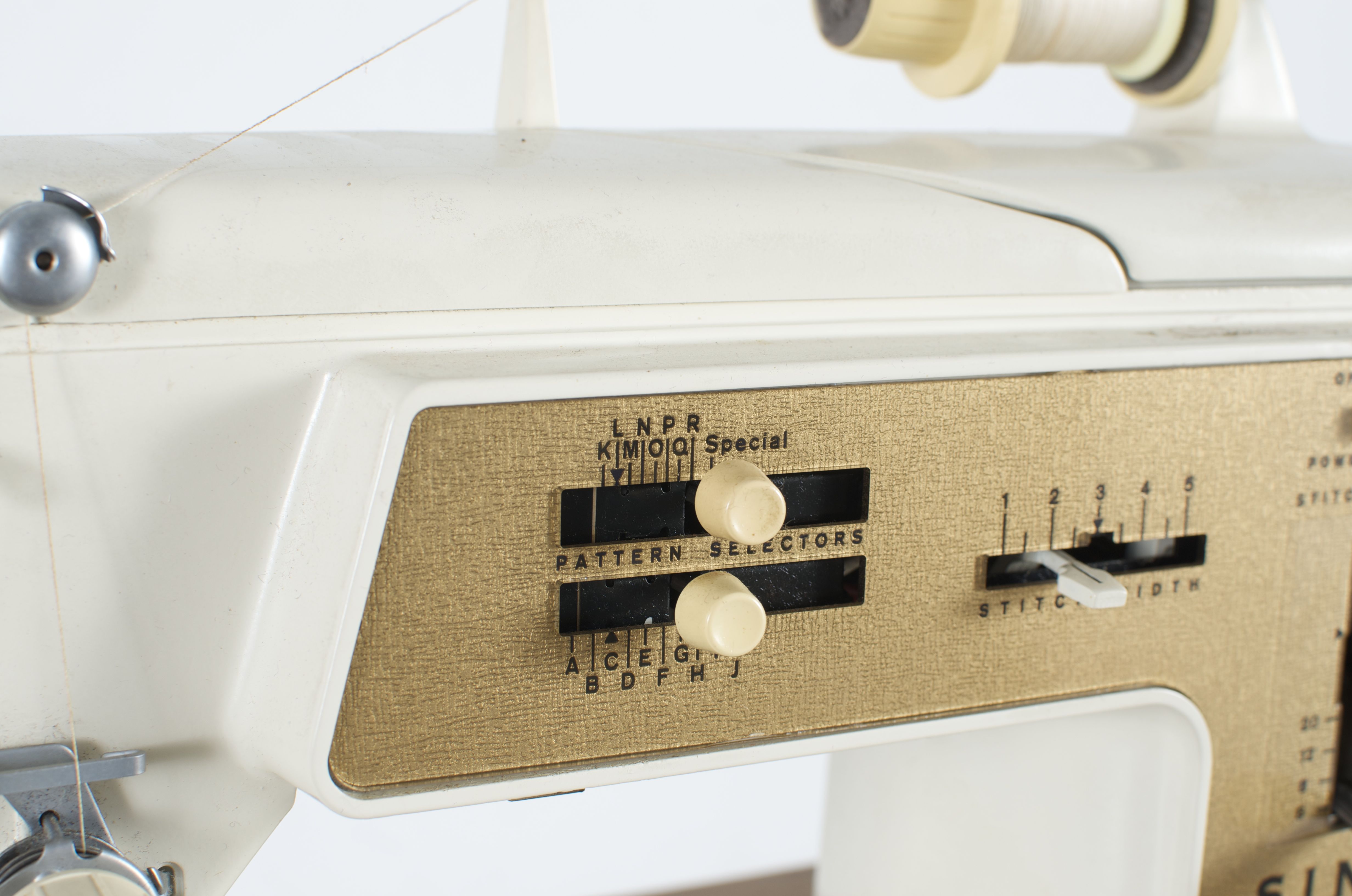 Singer Golden Touch Sewing Machine with Sewing Table1