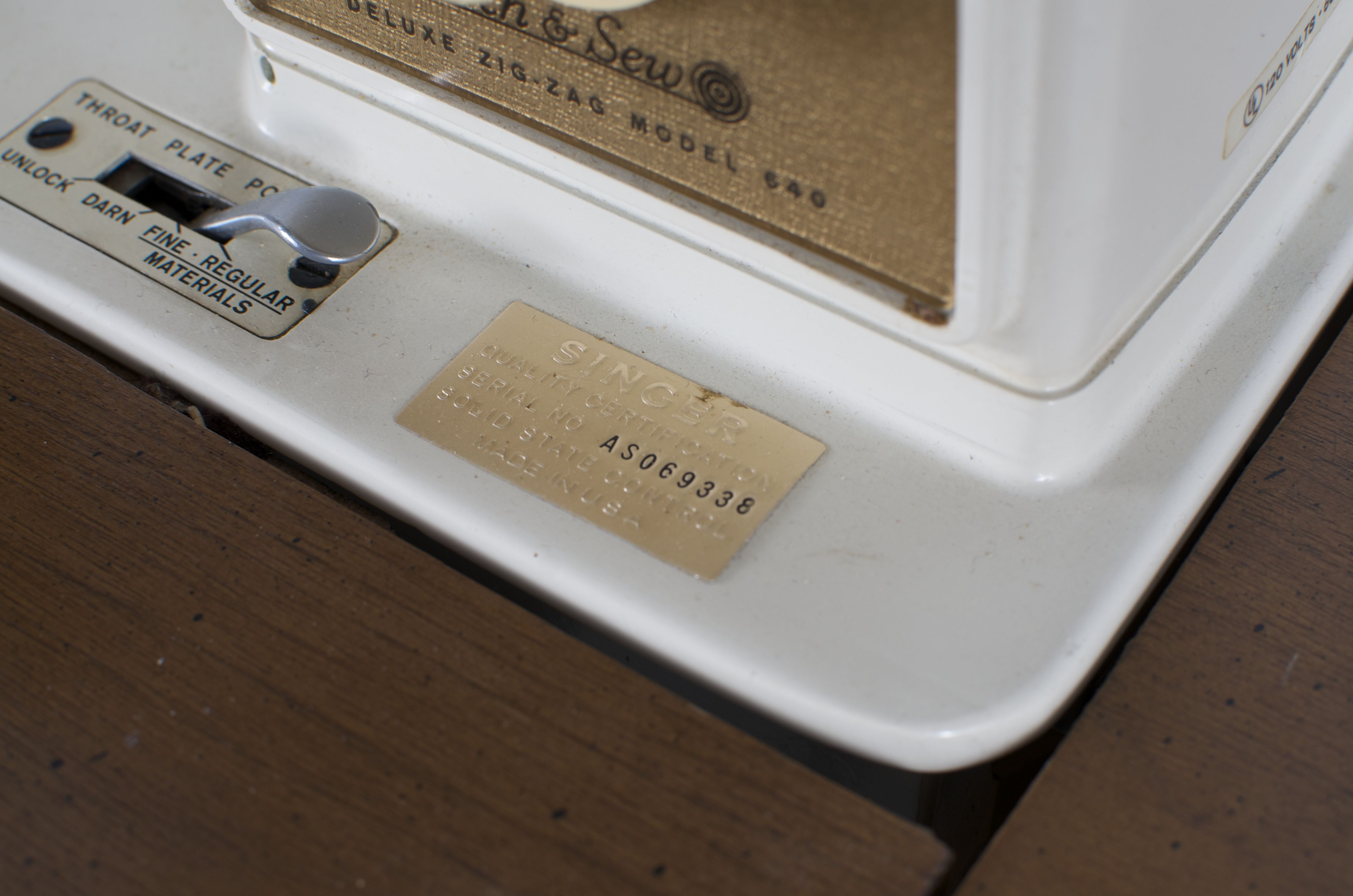 Singer Golden Touch Sewing Machine with Sewing Table1