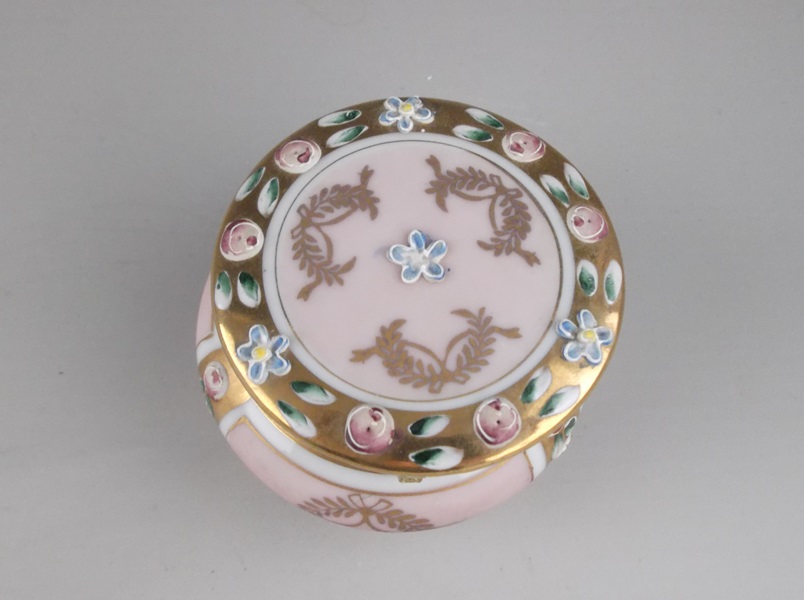 Assortment of Vintage Vanity Items 