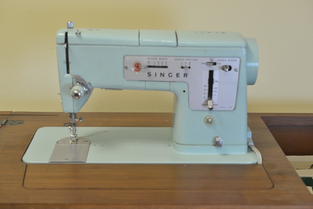 Vintage 1965 Singer Sewing Machine In Mid Century Cabinet