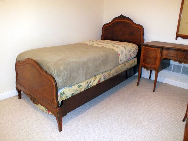 Vintage French Provincial Style Bedroom Suite