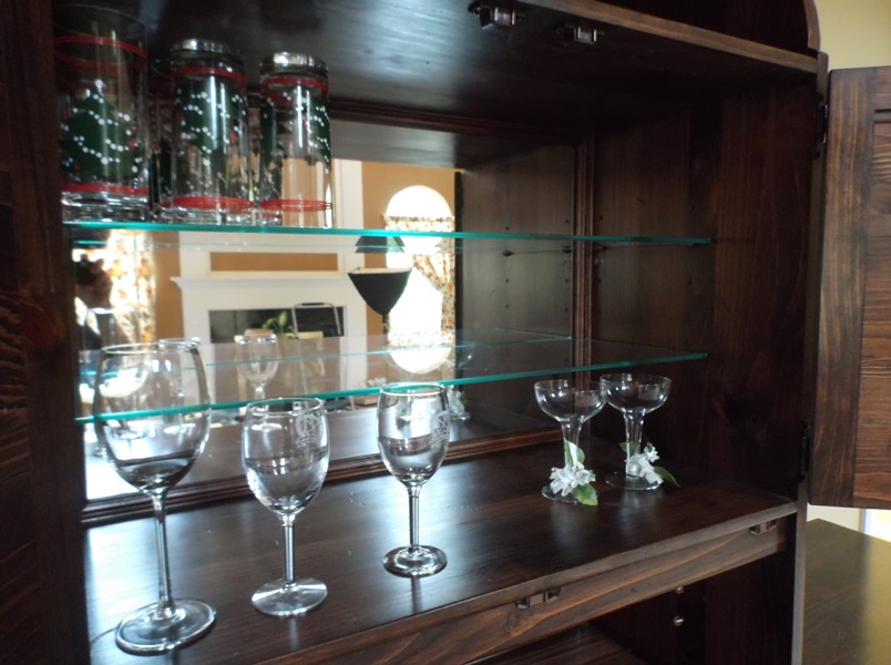 Ethan Allen Old Tavern Antiqued Pine Bar Cabinet 