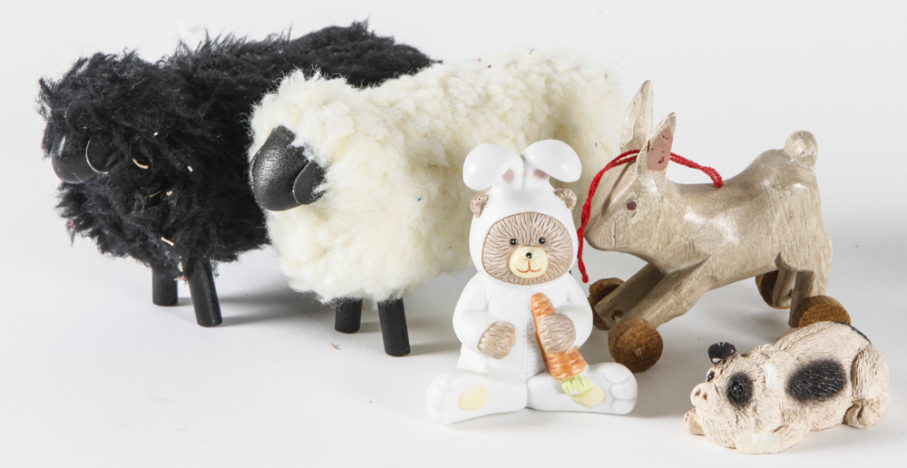 Assortment of Country Theme Home Decor Items