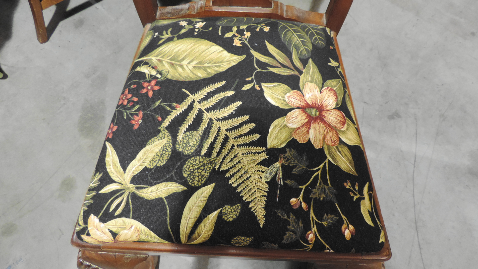 Queen Anne Style Dining Table and Four Chairs