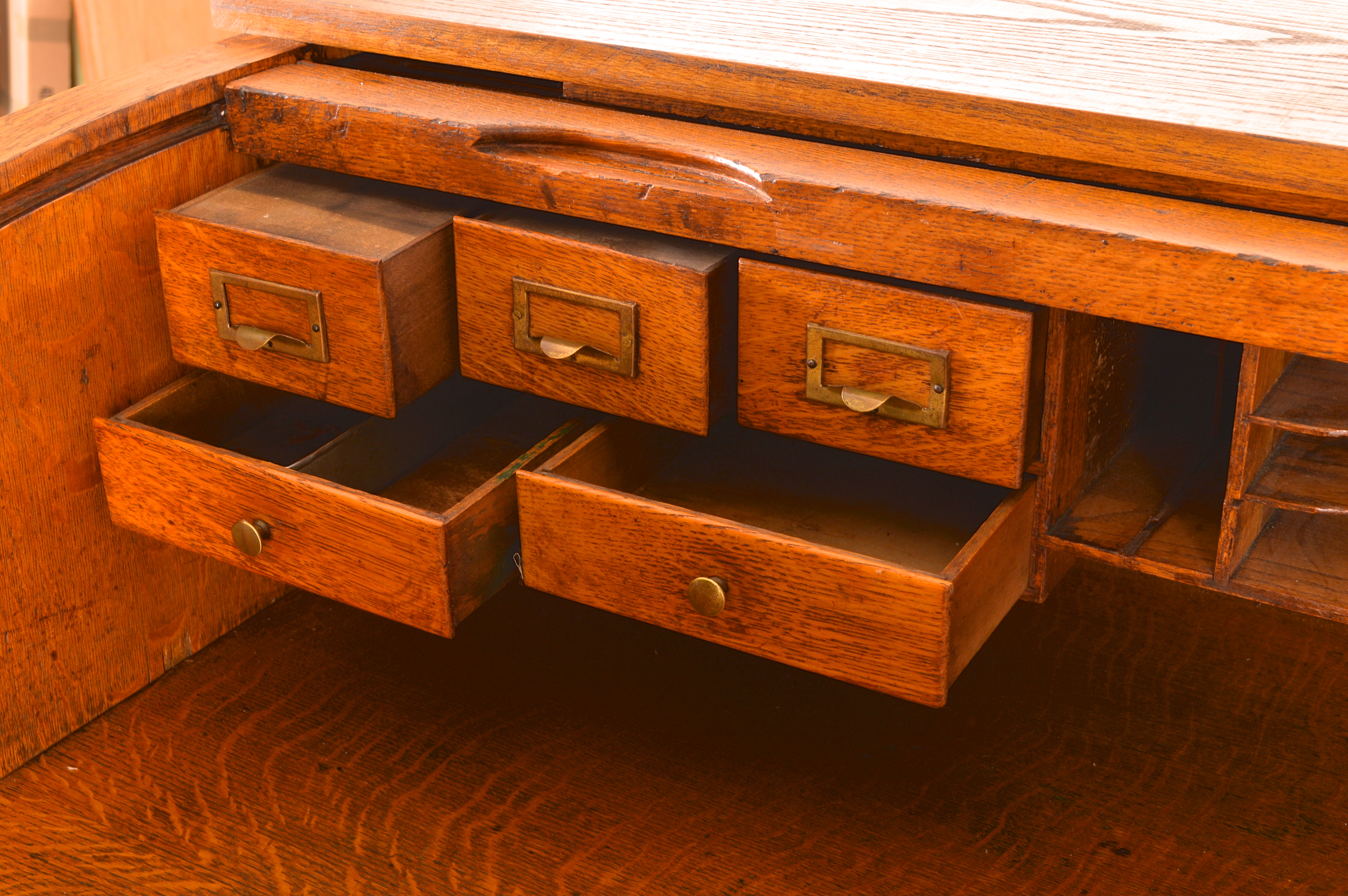 Tiger Oak Veneer Roll-Top Desk